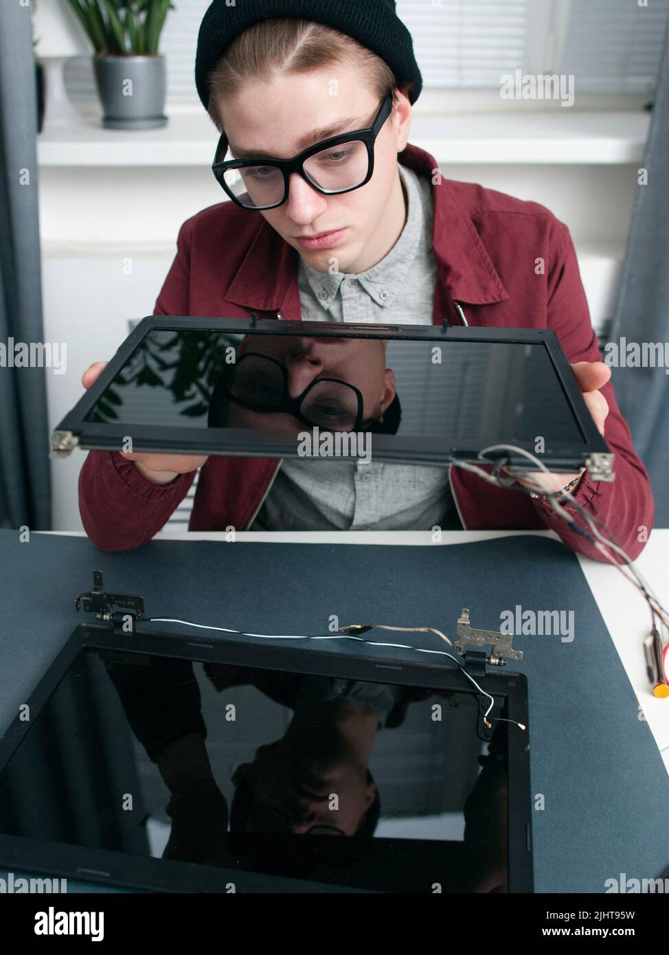 Experten untersuchen neue Laptop-Monitore aus der Nähe Stockfoto