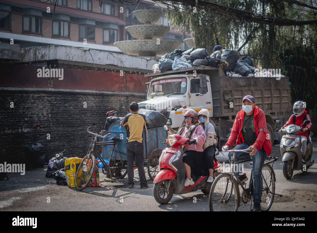 Der Mann, der in Kathmandu, Nepal, Müll sammelt und recycelt Stockfoto