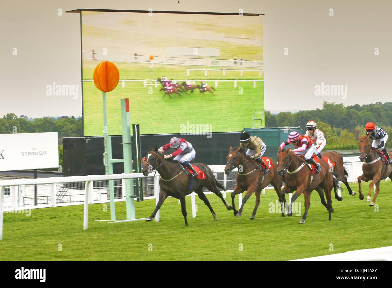 Sandown Park, Esher, Surrey, Großbritannien. 20.. Juli 2022. Pledge of Honor with Rhys Clutterbuck up, WINS the Marcus Beresford Apprentice Handicap Stakes (Klasse 5) die Paloma-Rennen im Sandown Park's Evening Music Meeting Credit: Motofoto/Alamy Live News Stockfoto