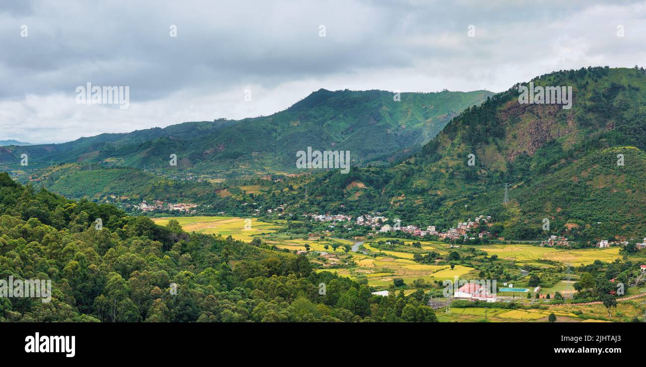 Typische Madagaskar Landschaft bei Mandraka Region. Hügel bedeckt mit grünem Laub, kleine Dörfer in der Entfernung, an bewölkten Tag Stockfoto