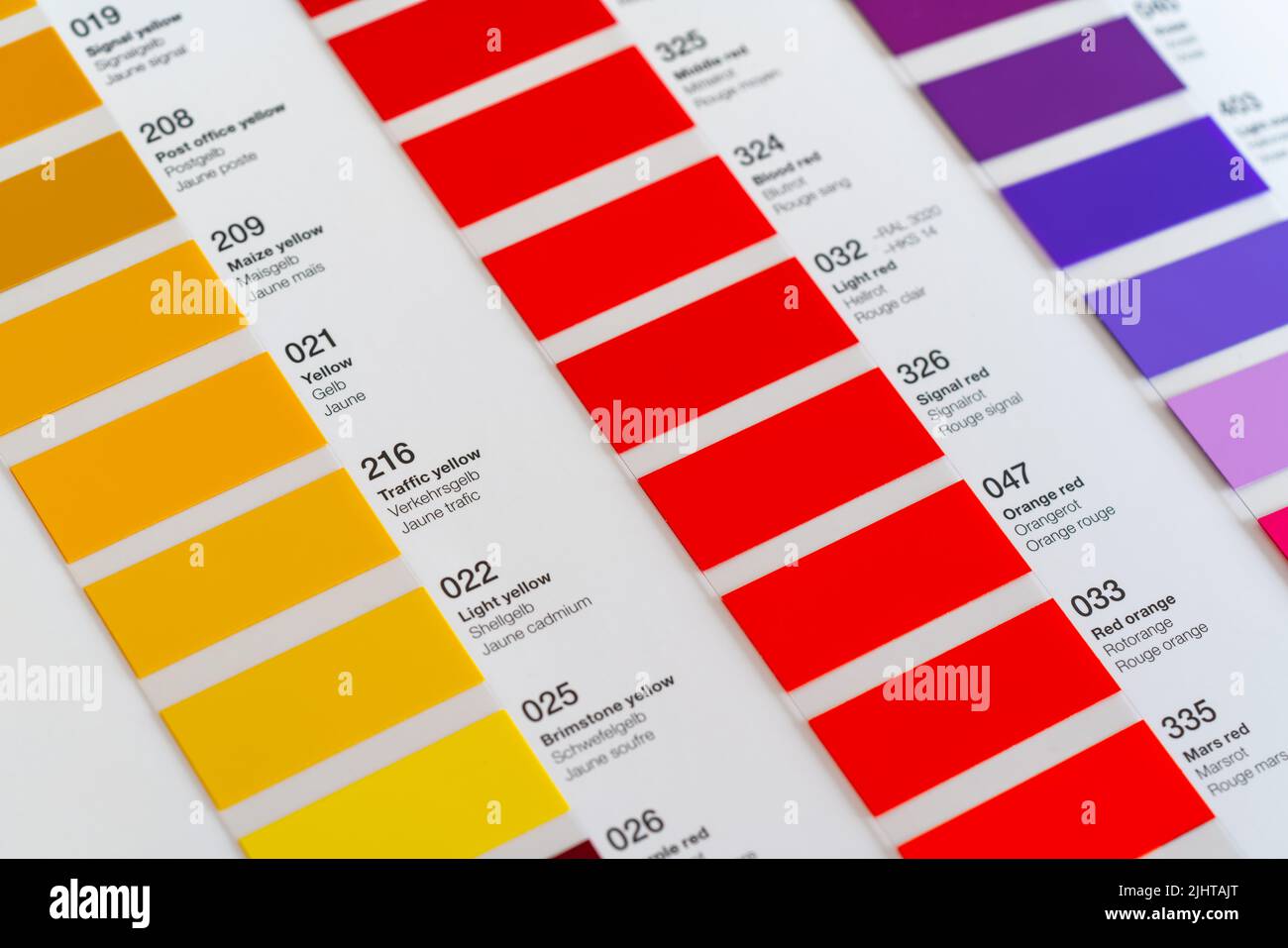 Lebendige Farbfelder - Klebefolie - mit Farbnamen in Englisch, Deutsch und Französisch, Detailansicht Stockfoto