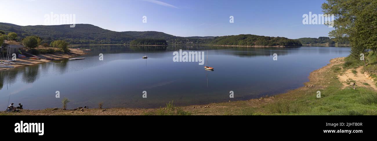 Laouzas Lake. Im Hintergrund das Dorf Villelongue. Panorama. Freizeitzentrum Rieu Montagne. Nages, Österreich, Frankreich Stockfoto