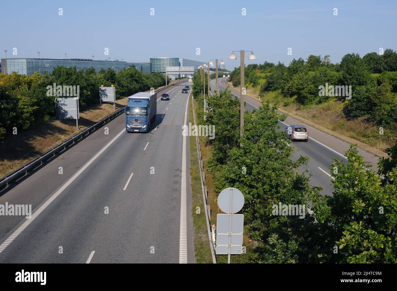 Kastrup/Kopenhagen/Dänemark/19 July 2022/ Autobahn von Dänemark nach Schweden und Schweden fahren durch Denamrk zu weiteren euorpoäischen Landkreisen wie Germnay und dem Rest europas (Foto. Francis Dean/Dean Pictures. Stockfoto