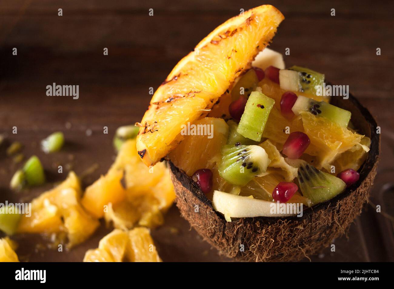 Exotischer Obstsalat in Kokosnussschale gemischt Stockfoto