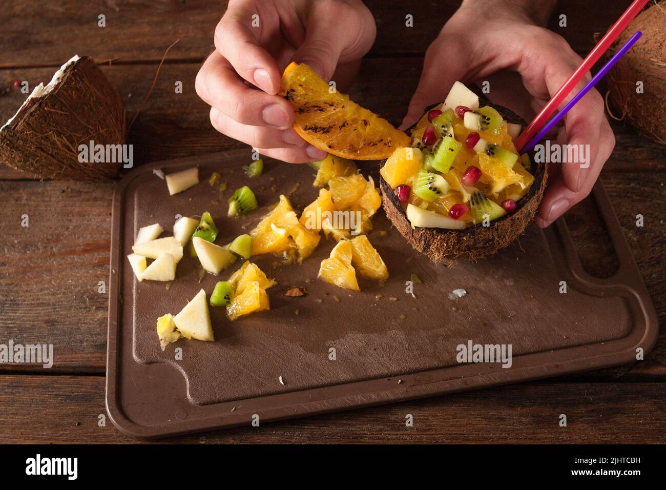 Dekoration von Obstsalat in Kokosnussschale Stockfoto