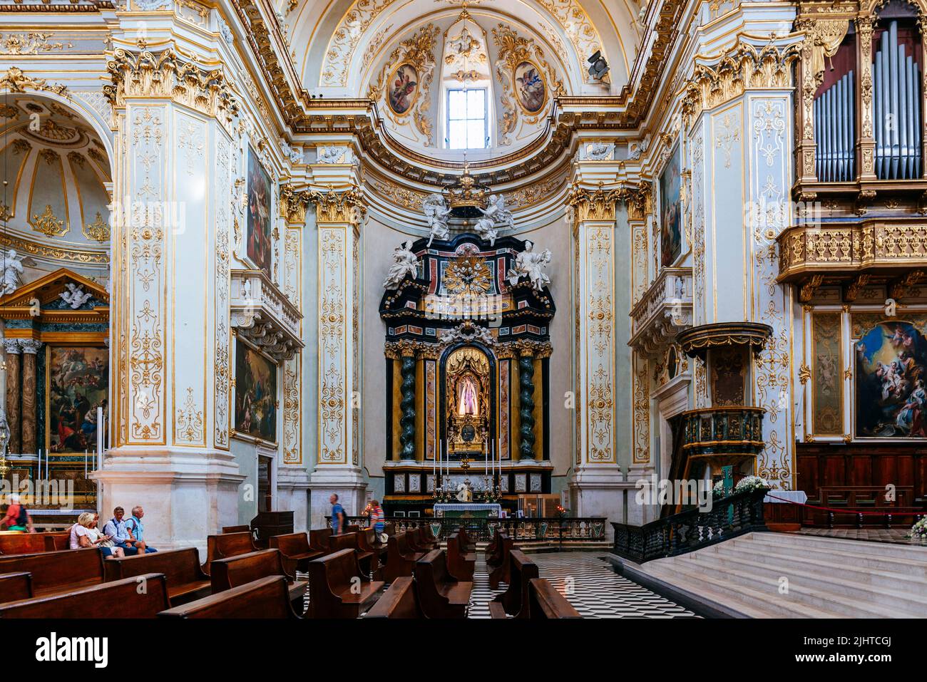 Der Altar der seligen Jungfrau von der Pietà befindet sich auf dem linken Querschiff der Kathedrale von Sant'Alessandro di Bergamo, die auf einem Projekt von Marco Al erbaut wurde Stockfoto