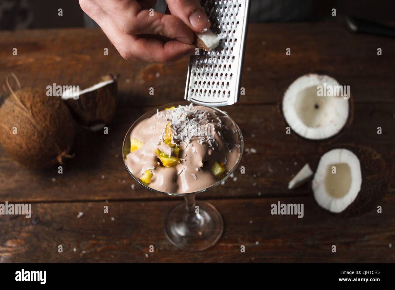 Frischer Obstsalat mit Kokosflocken Stockfoto