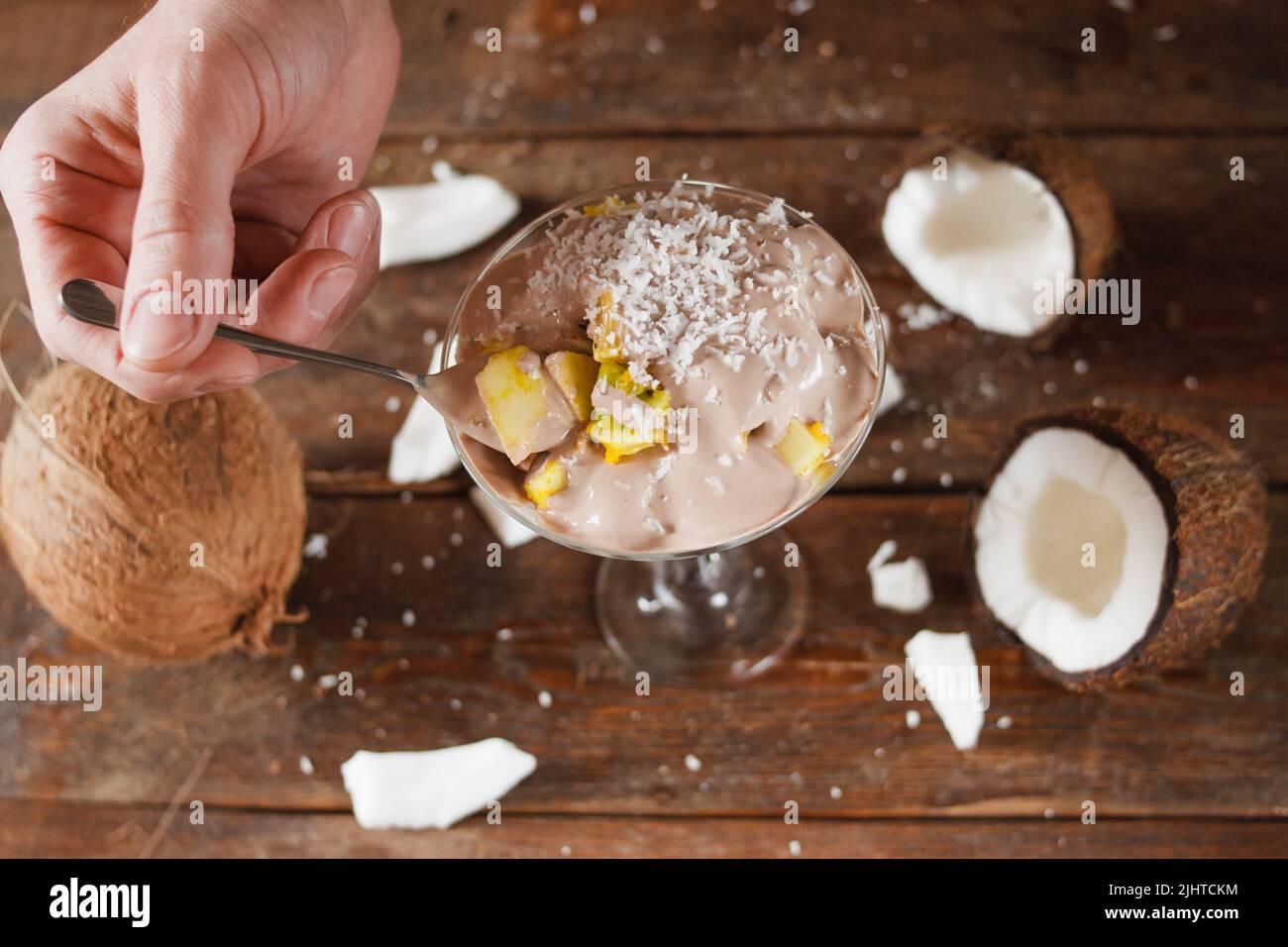 Verkostung von Obstsalat mit Kokosflocken Stockfoto