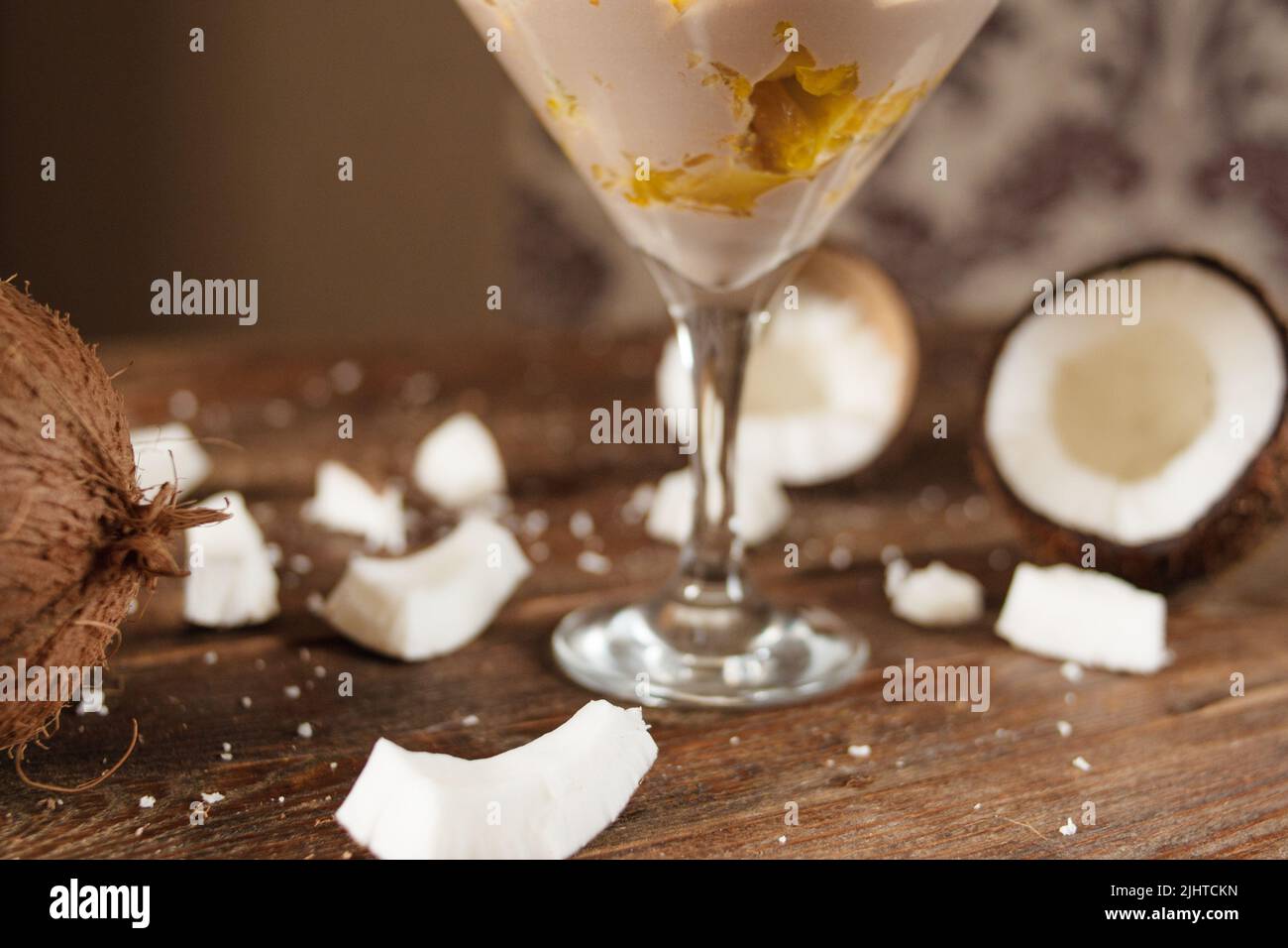 Kokosflocken mit Obstsalat Stockfoto