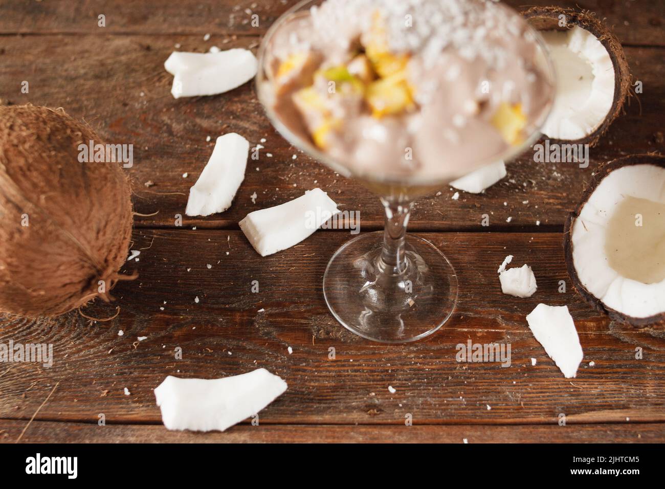 Demonstration der kulinarischen Kunst des Obstsalats Stockfoto