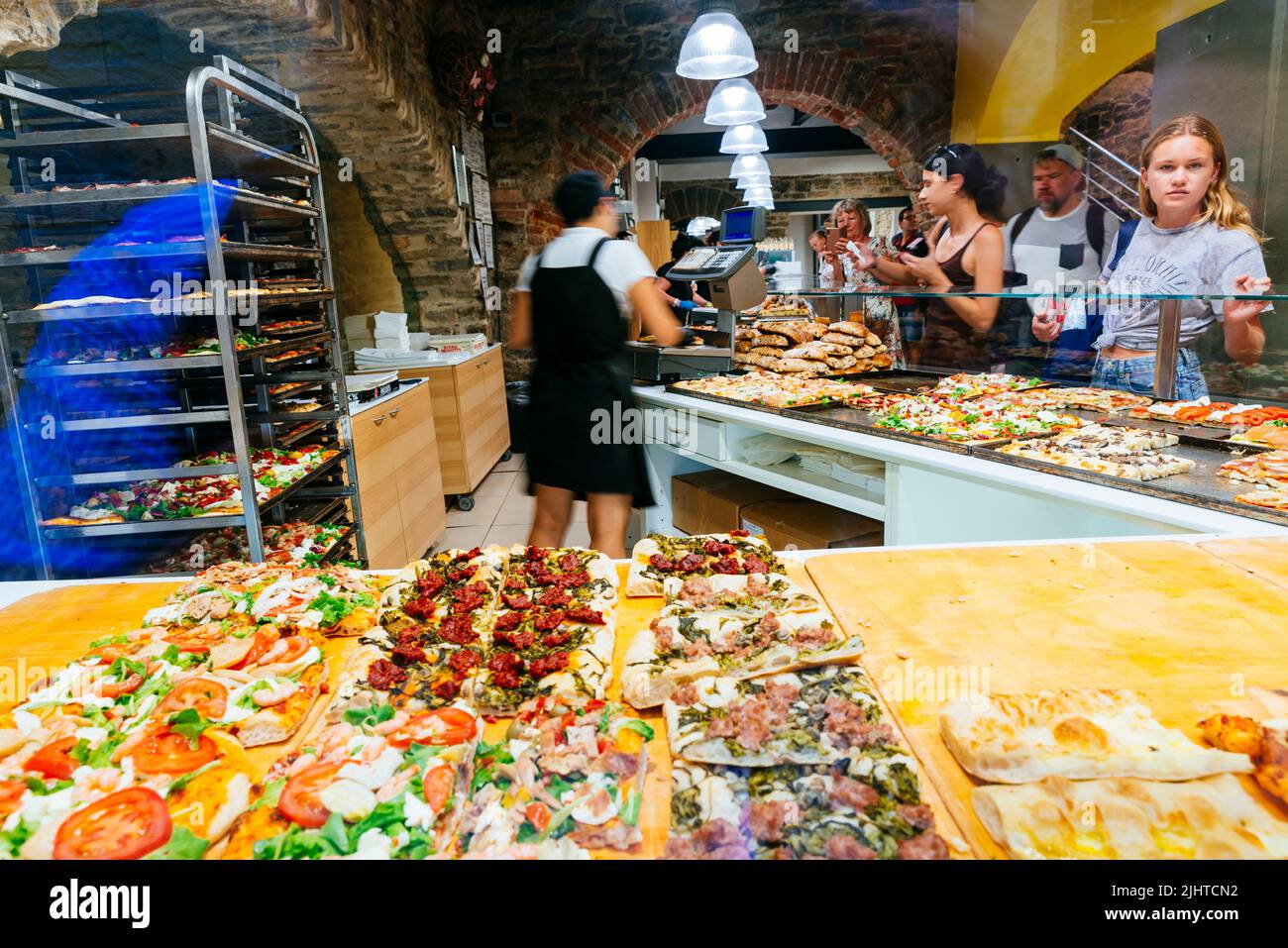 Imbisladen zum Mitnehmen, in dem lokale Küche angeboten wird. Città Alta - Oberstadt. Bergamo, Lombardei, Italien, Europa Stockfoto