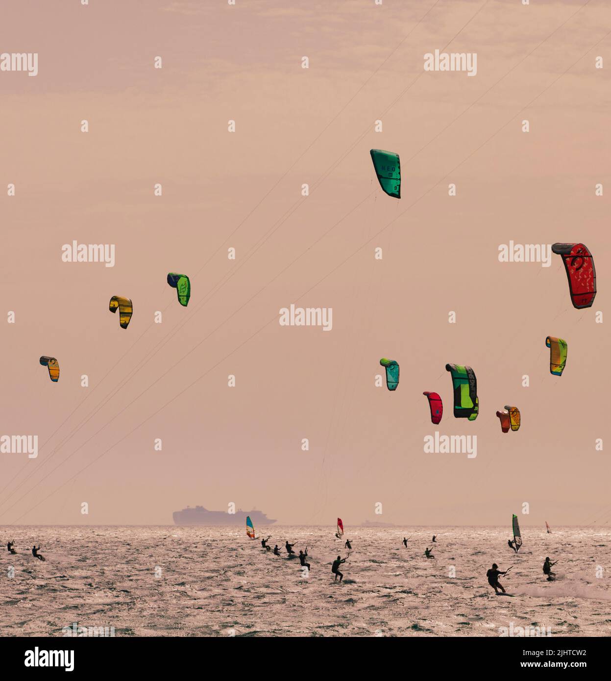 Windsurfer am Strand von Valdevaqueros, Punta Paloma, Tarifa, Costa de la Luz, Provinz Cadiz, Andalusien, Südspanien. Stockfoto