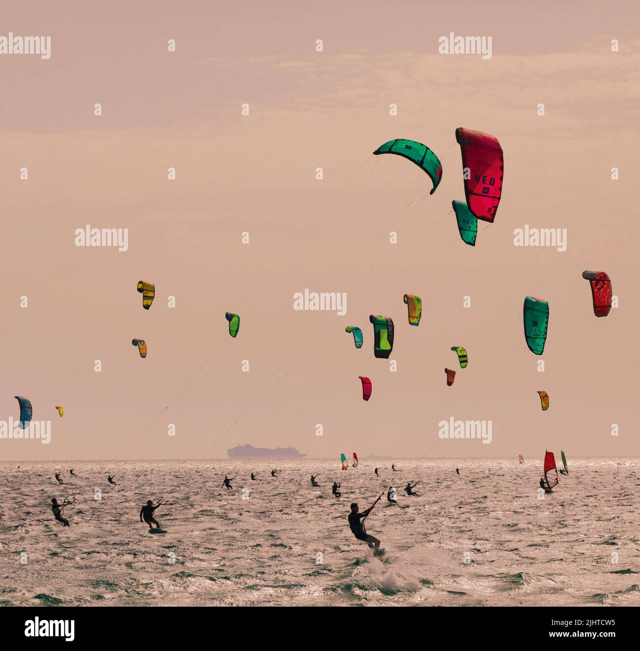 Windsurfer am Strand von Valdevaqueros, Punta Paloma, Tarifa, Costa de la Luz, Provinz Cadiz, Andalusien, Südspanien. Stockfoto