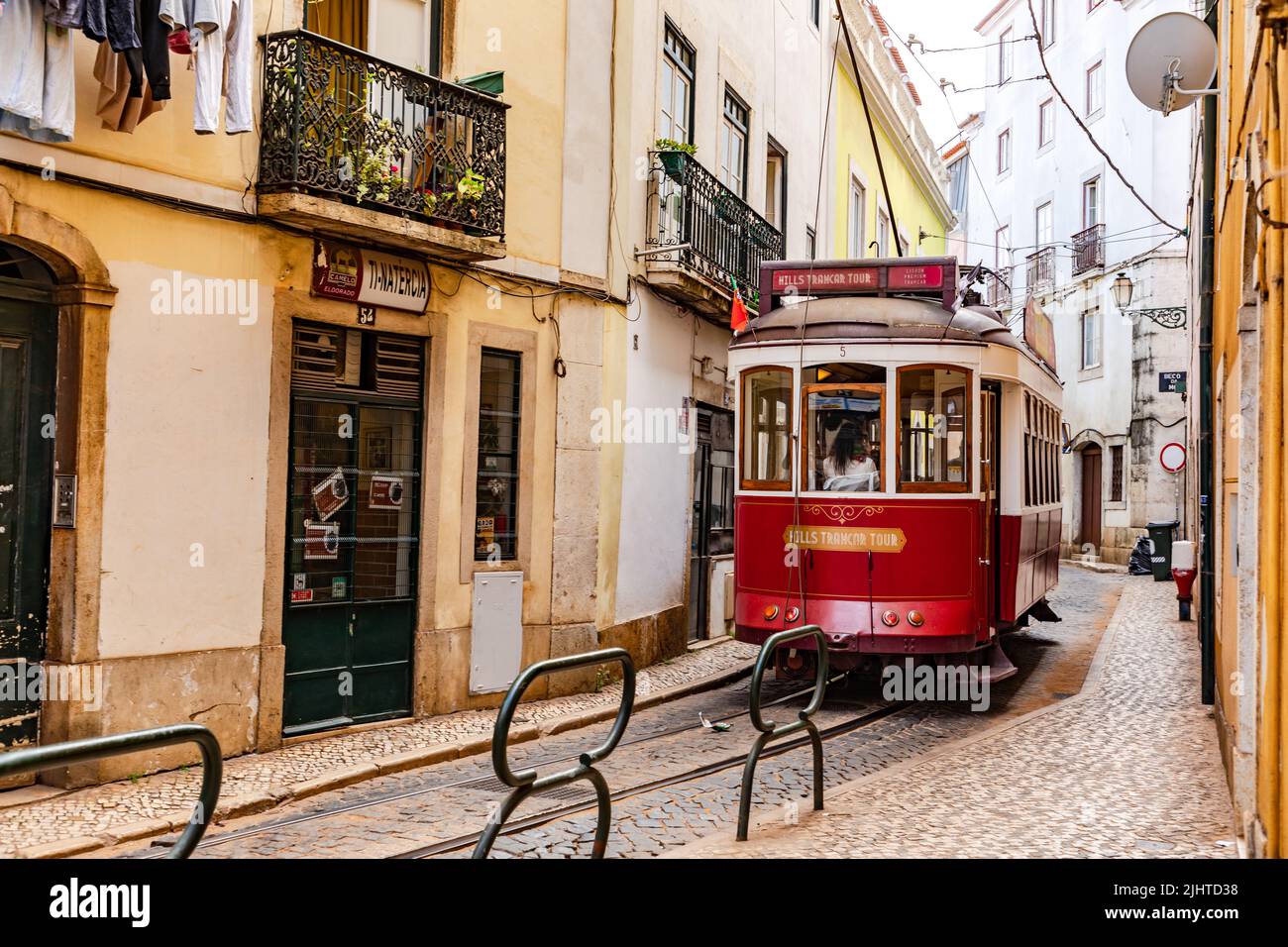 Die Straßenbahnlinie 28 fährt durch die engen Gassen der Altstadt von Lissabon und ist eine Attraktion für Touristen, Portugal Stockfoto