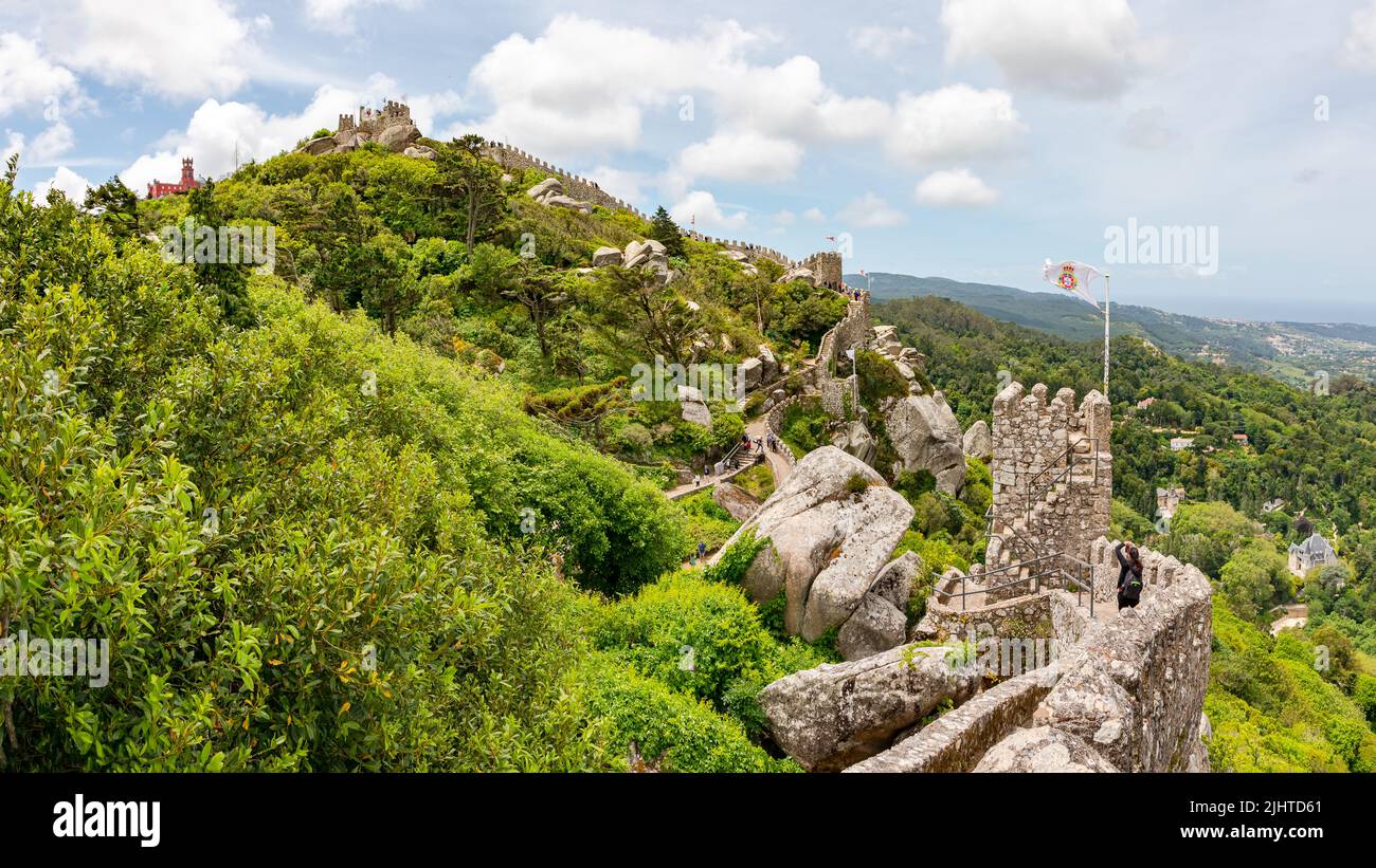 Die historischen Ruinen der Burg Festung von Castelo dos Mouros, Sintra Weltkulturerbe Kulturlandschaft, Portugal Stockfoto