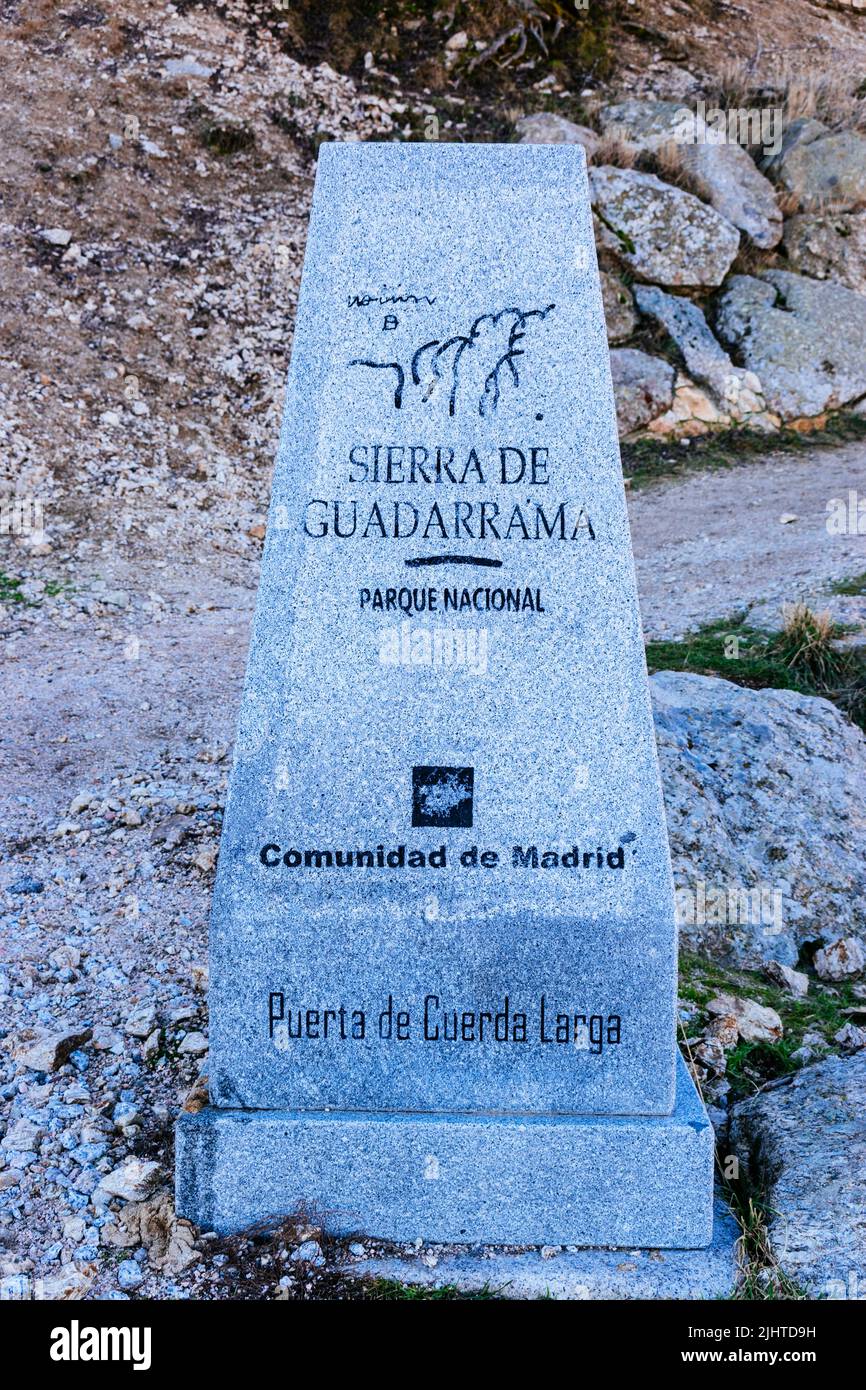 Granitmonolith, der den Beginn der Route La Cuerda Larga anzeigt. Comunidad de Madrid, Spanien, Europa Stockfoto