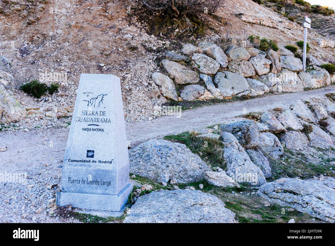 Granitmonolith, der den Beginn der Route La Cuerda Larga anzeigt. Comunidad de Madrid, Spanien, Europa Stockfoto