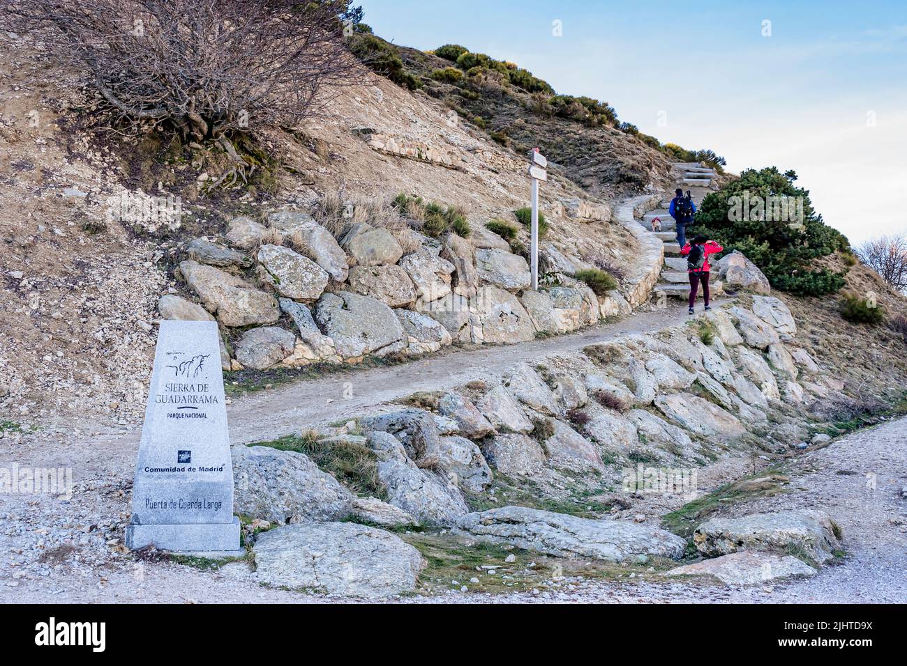 Wanderer am Anfang der La Cuerda Larga Route. Comunidad de Madrid, Spanien, Europa Stockfoto