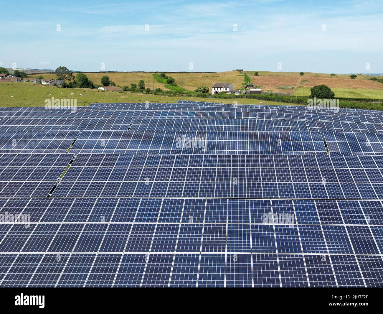 Pontypridd, Wales - Juli 2022: Feld von Sonnenkollektoren auf einer Farm in Südwales. Keine Personen. Stockfoto