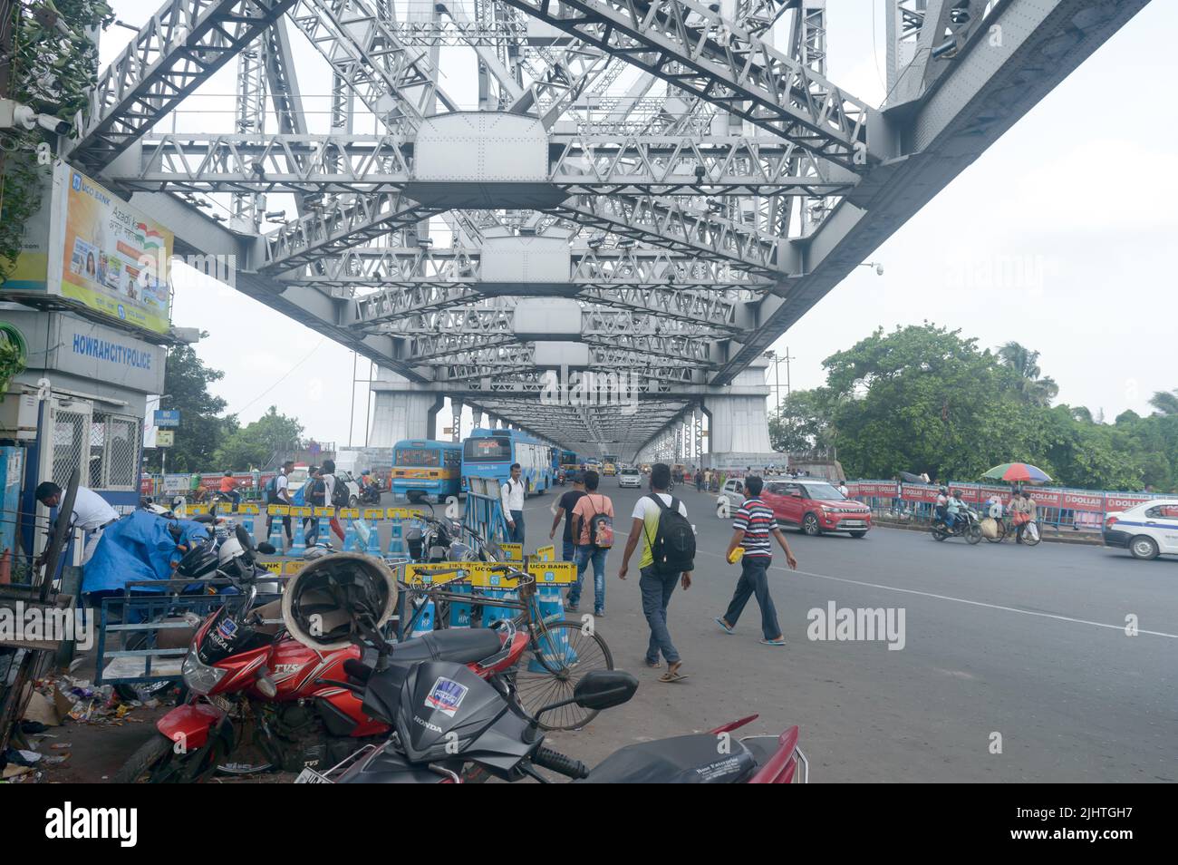 Verkehr auf der Howrah Bridge an einem geschäftigen Nachmittag. Howrah Bridge Kalkutta Indien Südasien-Pazifik 17. Juni 2022 Stockfoto