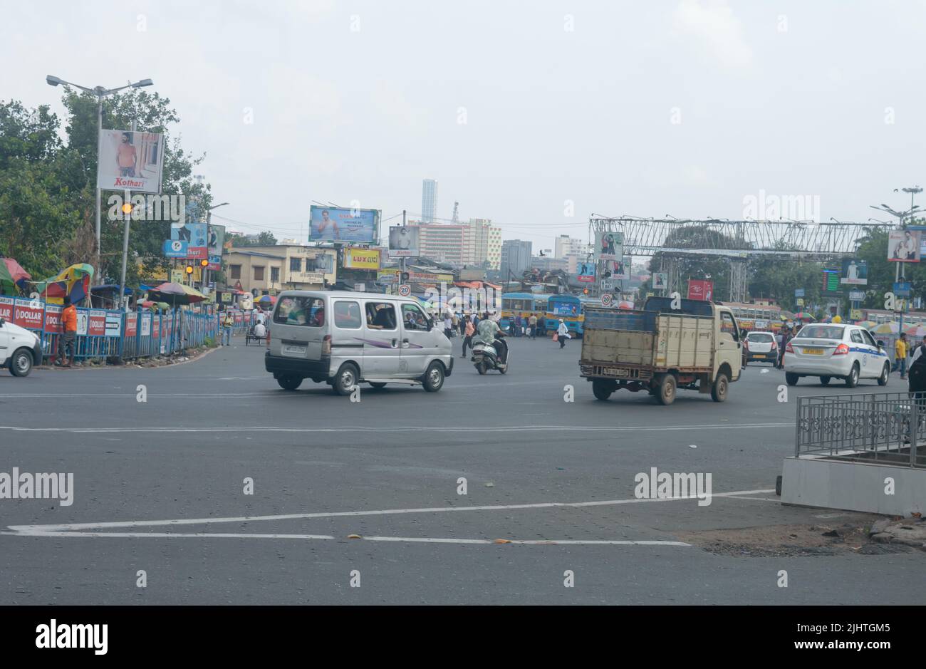 Kalkutta City Street an einem geschäftigen Nachmittag. Howrah Kalkata West Bengalen Indien Südasien Pazifik 17. Juni 2022 Stockfoto