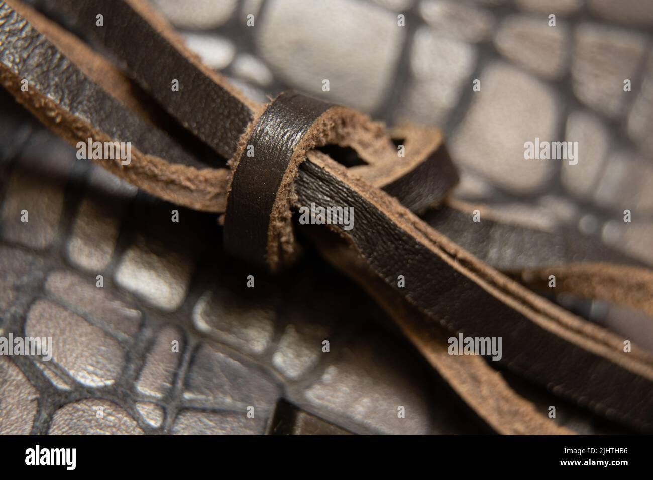 Braune Lederspitze mit einem Knoten auf dem Makrofoto der Herren-Slipper, Lederschnüren in den Schuhen Stockfoto