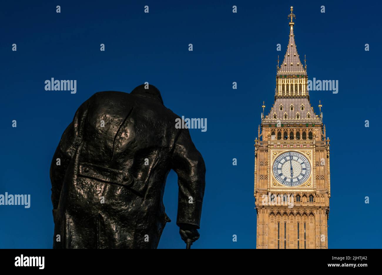 Big Ben, die Houses of Parliament und eine Rückansicht der Winston Churchill Statue auf dem Parliament Square, Westminster, London, England Stockfoto