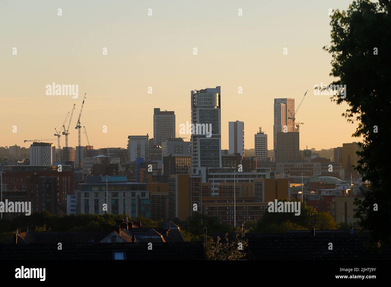 Hohe Gebäude in Leeds City. Ein höheres Gebäude als das Altus-Haus wird errichtet, sobald das benachbarte Gebäude Arena Point abgerissen ist Stockfoto