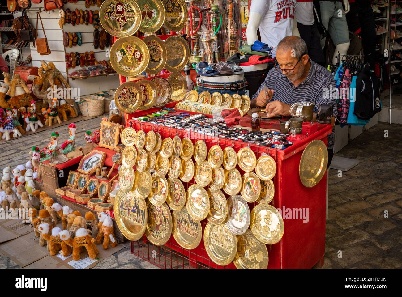 Ein Metallarbeiter stellt im Souk in der alten Medina von Sousse, Tunesien, touristische Souvenirs her. Stockfoto