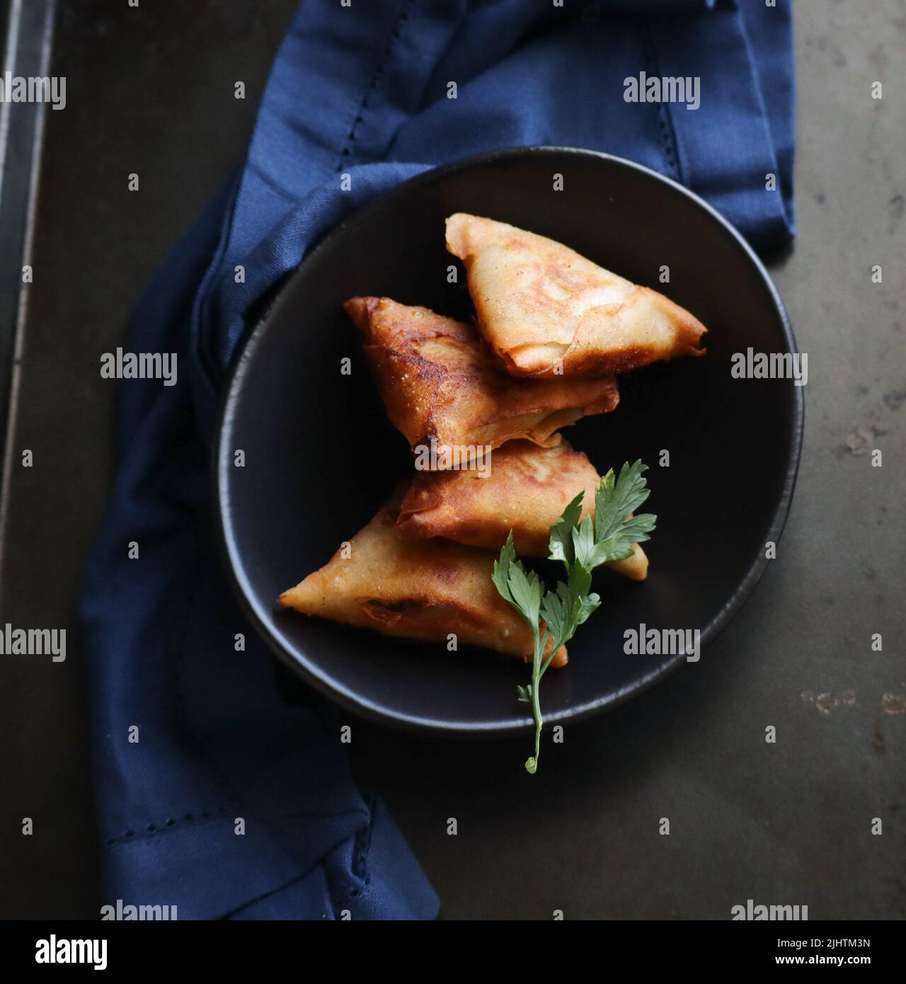 Samoosas. Auch als Samosas bekannt. Frittierter Snack Stockfoto