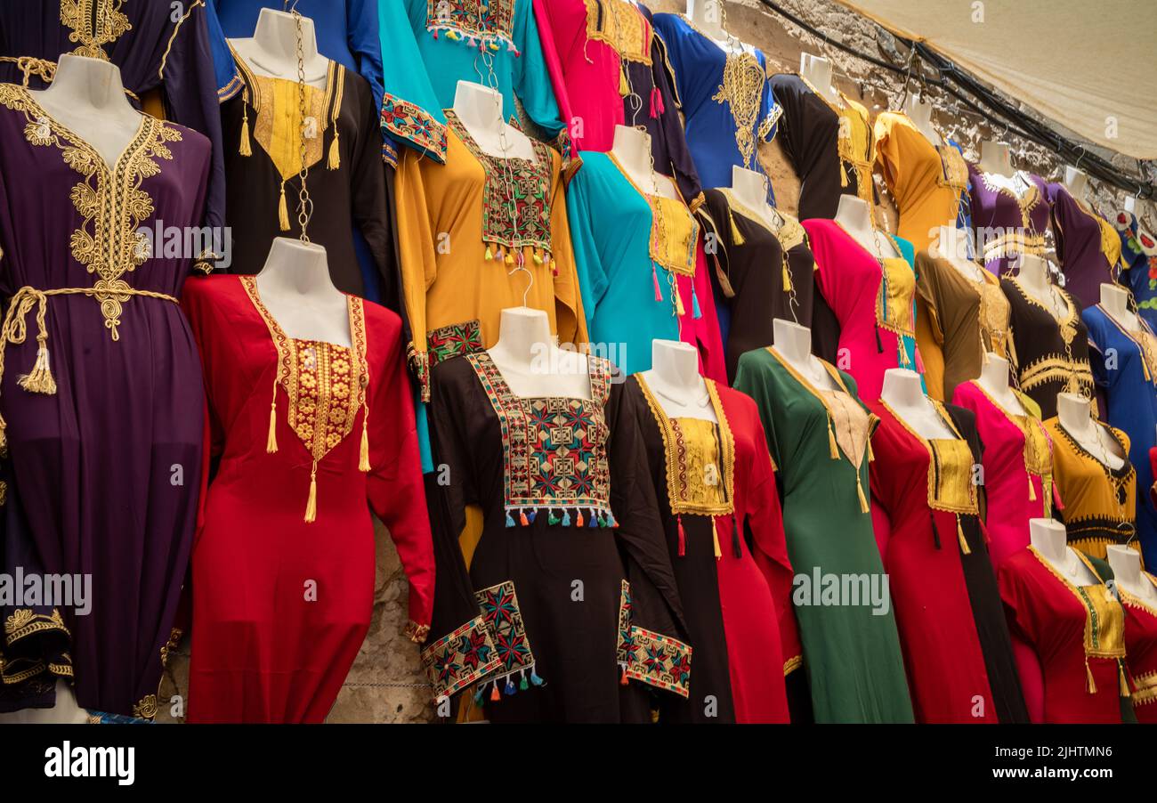 Bunte traditionelle Frauenkleider und -Roben zum Verkauf in der Medina von Sousse in Tunesien. Stockfoto