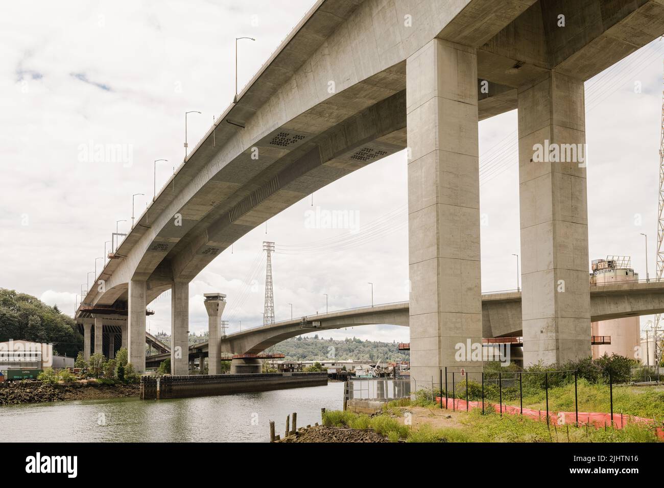 Seattle - 17. Juli 2022; West Seattle Bridge mit Anzeichen einer kürzlichen Reparatur auf der Unterseite, während sie den Duwamish Waterway überquert Stockfoto
