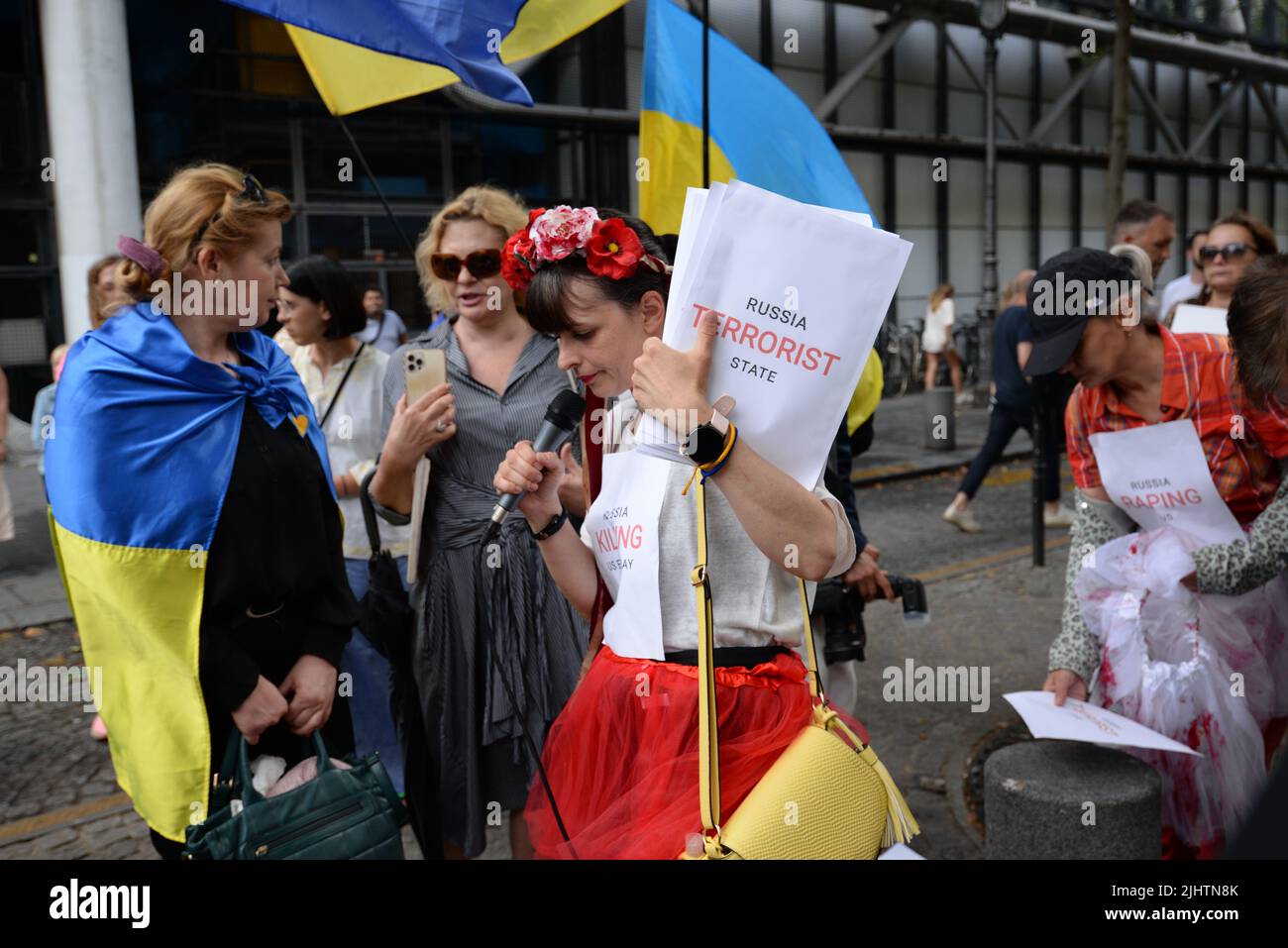 Marsch in Paris, um den russischen Terrorstaat und die Kriegsverbrechen und den Völkermord seiner Armee in der Ukraine anzuprangern. 100 Menschen zwischen rambuteau und der FO Stockfoto