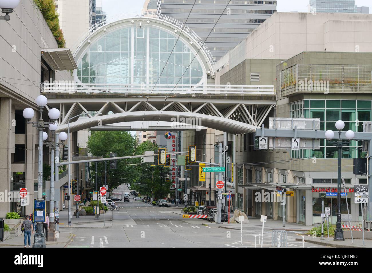 Seattle - 17. Juli 2022; Blick nach Westen entlang der Pike Street und unter dem Seattle Convention Center Arch Stockfoto