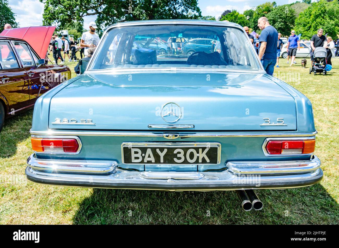 Rückansicht eines Mercedes Benz 280 SE 3,5 auf der Motorshow in Reading, Großbritannien Stockfoto