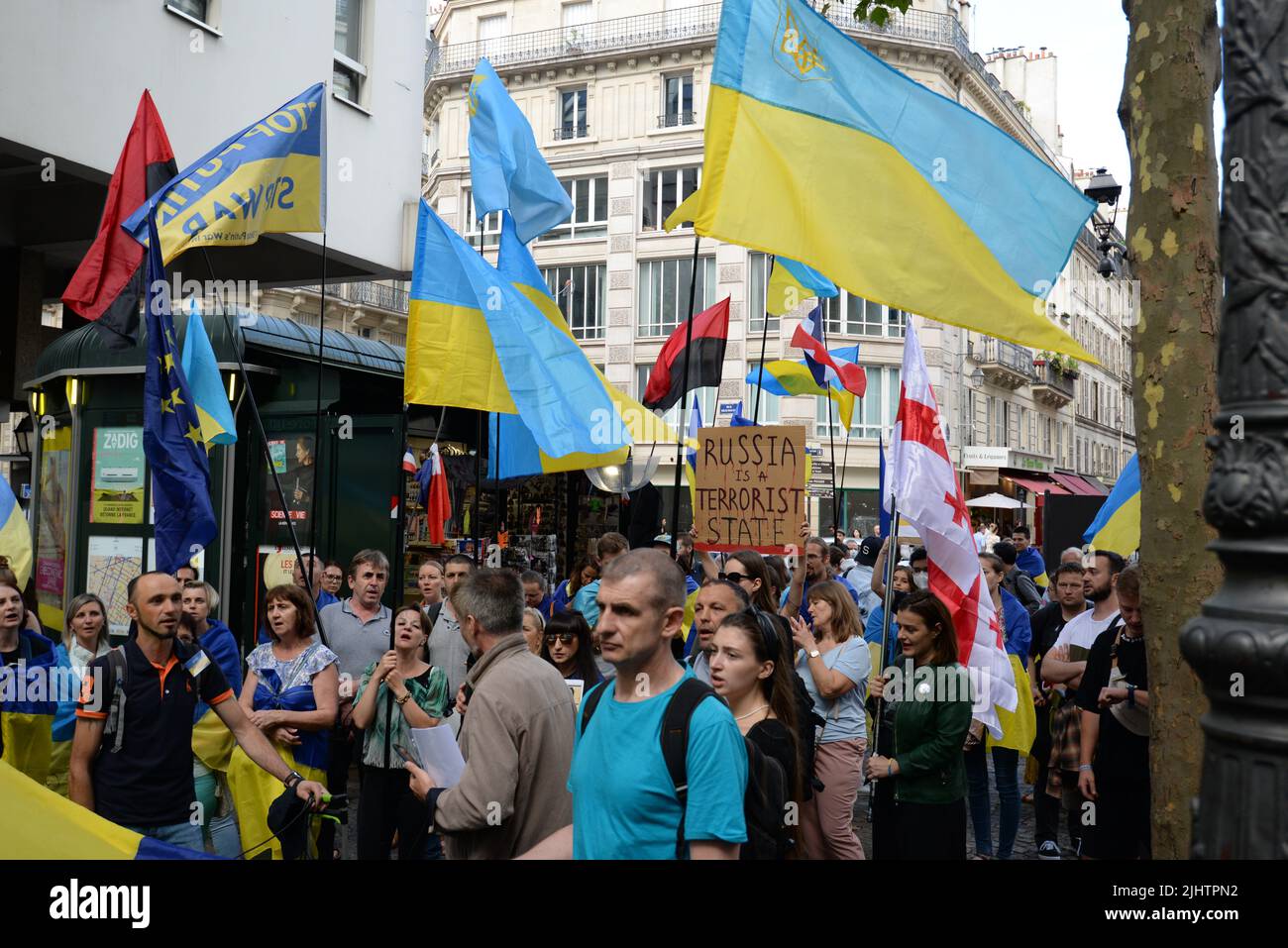 Marsch in Paris, um den russischen Terrorstaat und die Kriegsverbrechen und den Völkermord seiner Armee in der Ukraine anzuprangern. 100 Menschen zwischen rambuteau und der FO Stockfoto