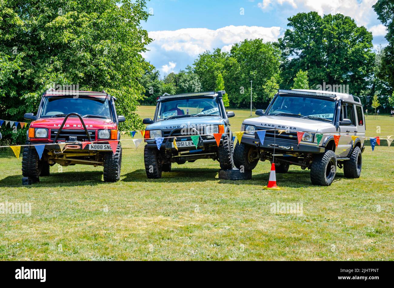 Eine Sammlung von Land Rover und Range Rover Geländewagen im Geländewagen 4x4 auf der Motorshow in Reading, Großbritannien Stockfoto