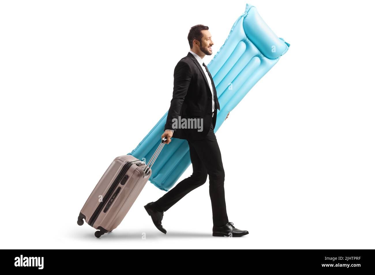 Ganzkörperaufnahme eines Geschäftsmanns, der eine wasserschwimmende Matratze trägt und einen auf weißem Hintergrund isolierten Koffer aufbläst Stockfoto