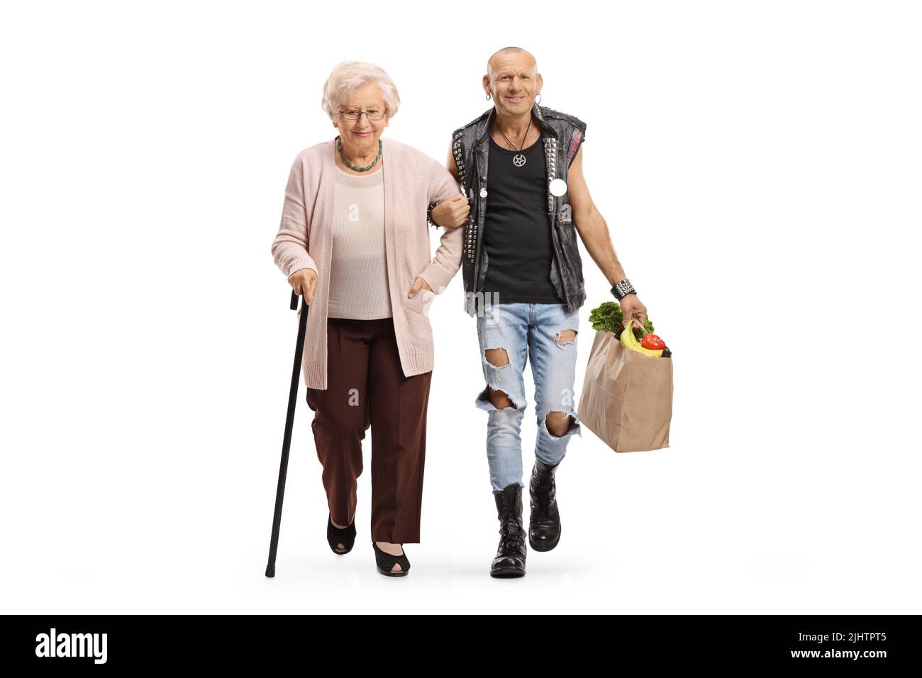 Mann, der eine ältere Frau unter den Arm hält und ihre Einkaufstasche isoliert auf weißem Hintergrund trägt Stockfoto