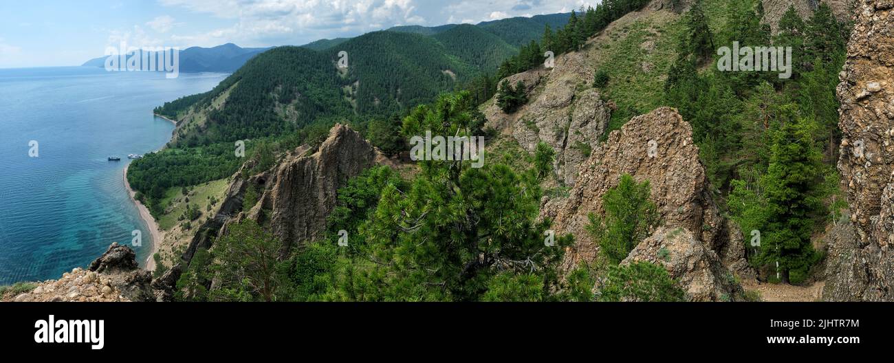 Sommer Blick von der Klippe auf den Baikalsee an sonnigen Tagen. Wunderschöne Panoramalandschaft mit Wolken Stockfoto