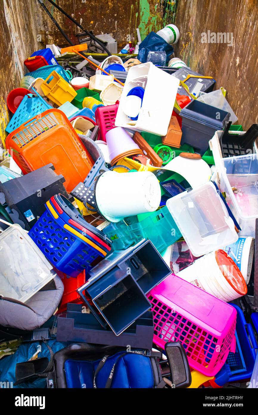 Plastik.Recycling von Müll, Kunststoffprodukten. Alte zerbrochene Dinge in einem Container Stockfoto