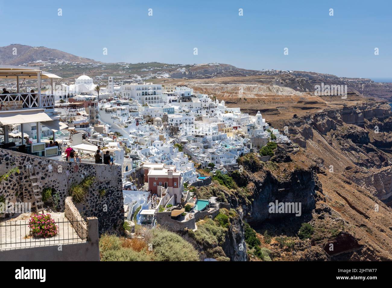Landschaftsansicht von Fira / Thira Stadt und der Caldera, Fira, Santorini, Kykladen Inseln, Griechenland, Europa. Stockfoto