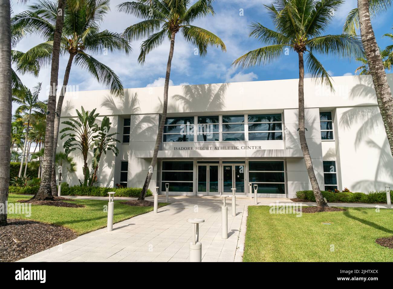 CORAL GABLES, FL, USA - 2. JULI 2022: Isadore Hecht Athletic Center auf dem Campus der University of Miami. Stockfoto