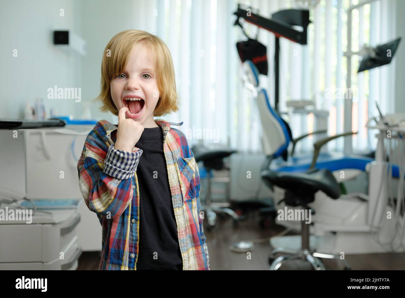 Netter kleiner Junge steht in der Zahnklinik Schrank und immer bereit für die Zahnpflege