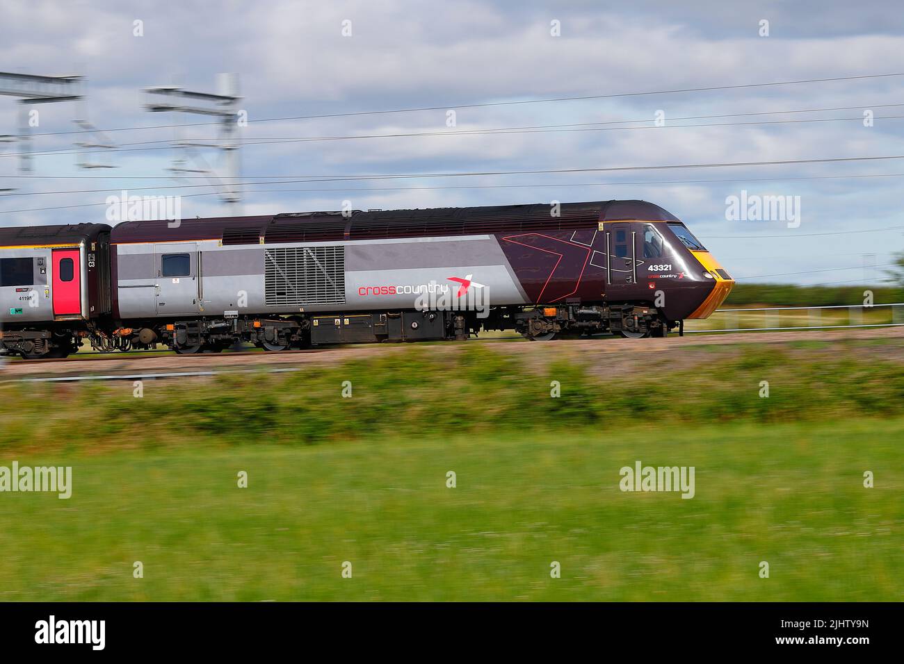 Eine schnell fahrende britische Bahnklasse 43 321, die von Cross Country Zügen betrieben wird, die hier durch Colton Junction bei York, North Yorkshire, Großbritannien, fahren Stockfoto