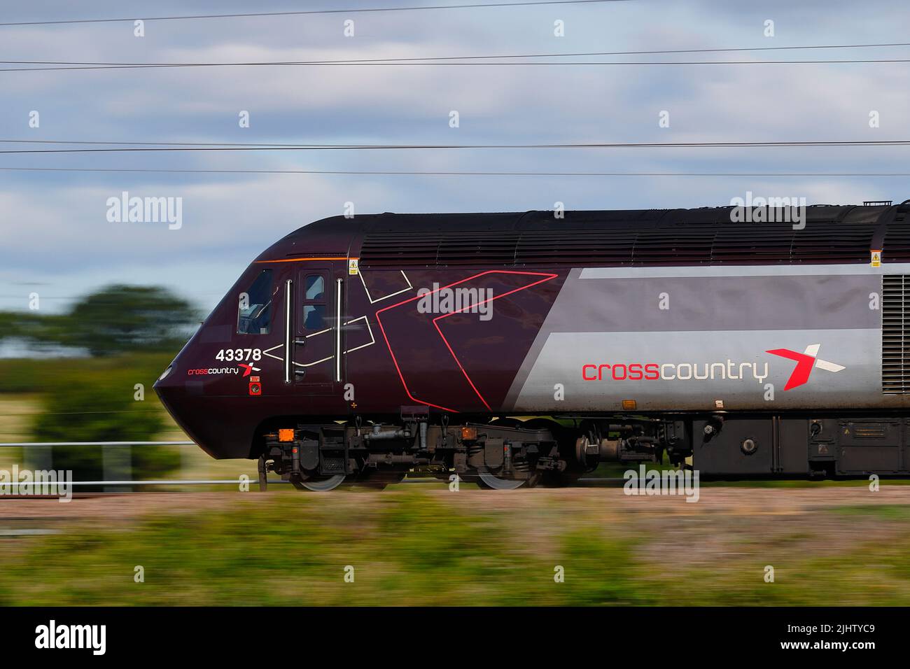 Eine schnell fahrende britische Bahnklasse 43 378, die hier an der Colton Junction in der Nähe von York, North Yorkshire, Großbritannien, zu sehen ist Stockfoto