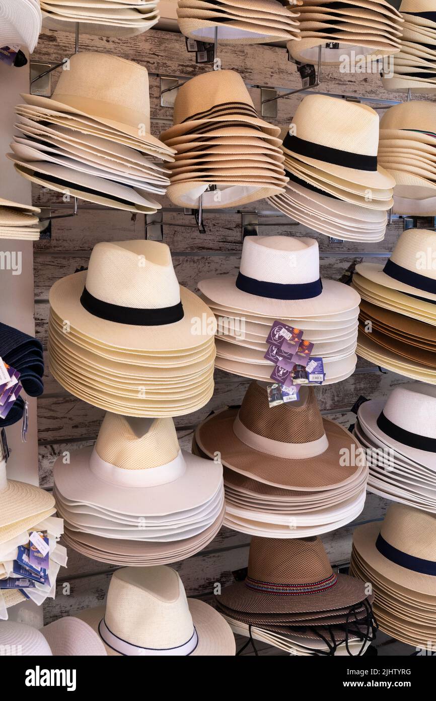 Viele verschiedene Hüte zum Verkauf in einem Geschäft in Fira, Santorini, Kykladen Inseln, Griechenland, Europa. Stockfoto