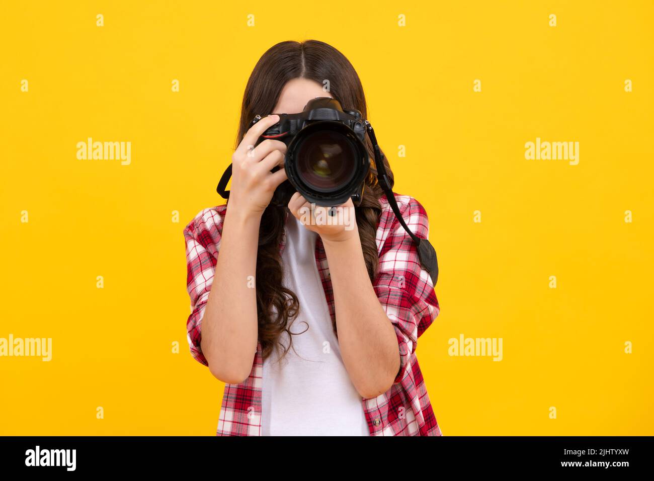 Teenager Mädchen Fotografin mit einer dslr-Kamera. Kinder verwenden eine Digitalkamera. Fotografieren von Kindern. Schule der Fotografie. Anfänger für Kinderfotografen. Stockfoto