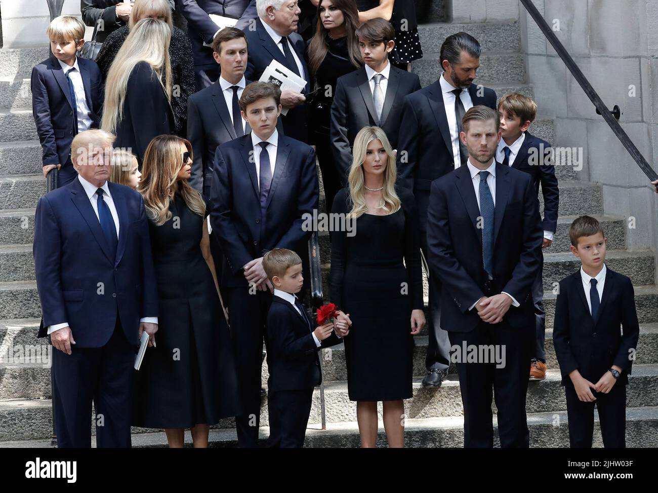 New York, Usa. 20.. Juli 2022. Der ehemalige US-Präsident Donald, verließ seine Frau, die ehemalige First Lady Melania Trump, ihren Sohn Barron, zusammen mit Ivanka, Donald Jr, Und Eric Trump steht am Mittwoch, den 20. Juli 2022 in New York City hinter dem Sarg mit den Resten von Ivana Trump in der St. Vincent Ferrer Roman Catholic Church auf der Lexington Avenue. Foto von Peter Foley/UPI Credit: UPI/Alamy Live News Stockfoto