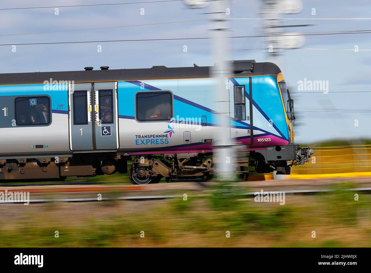 Eine von TransPennine Express betriebene britische Bahnklasse 185 123, die hier mit hoher Geschwindigkeit durch Colton Junction in der Nähe von York fuhr Stockfoto